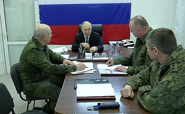 Russian-President-Putin-visits-headquarters