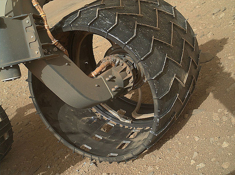 Curiosity_rover's_damaged_left_front_wheel,_sol_411