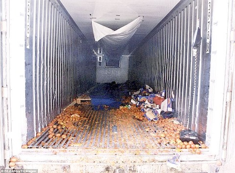 20080350-0-The_scene_inside_the_container_