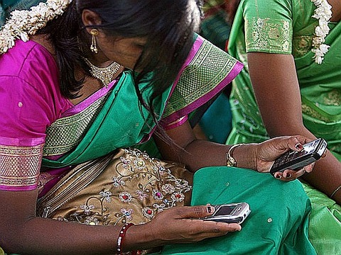 india-mobile-woman-phone