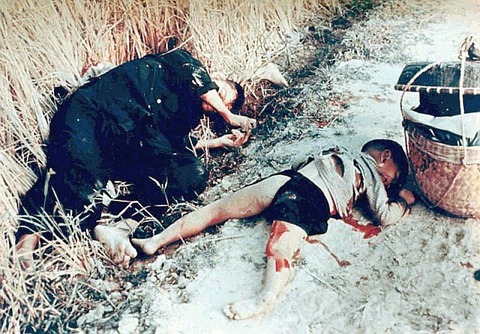 800px-Dead_man_and_child_from_the_My_Lai_massacre