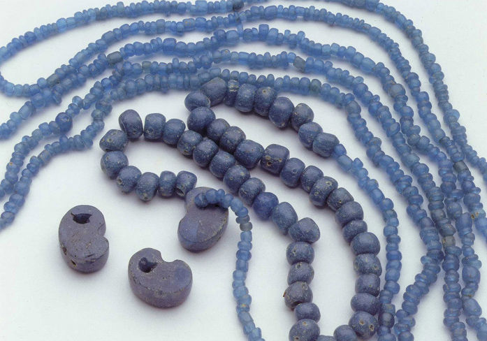 古墳時代　ビーズ　ガラス玉 金製耳環・勾玉・ソロバン玉・ガラス玉（江子田金環塚古墳