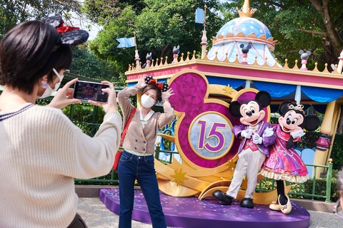 HKDL_Reopening_Selfie with Mickey and Friends