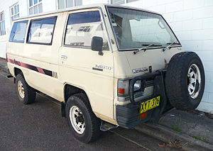 1985_Mitsubishi_L300_Express_(SD)_4WD_van_(2009-11-14)_01
