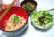 サンマの缶詰炊き込みご飯とたたきキュウリサラダ