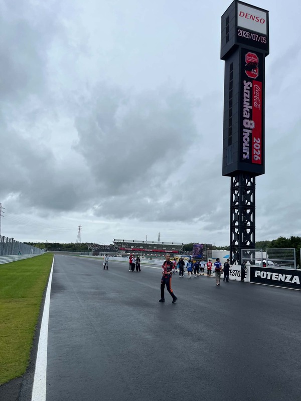 2026鈴鹿８耐朝ホームストレート