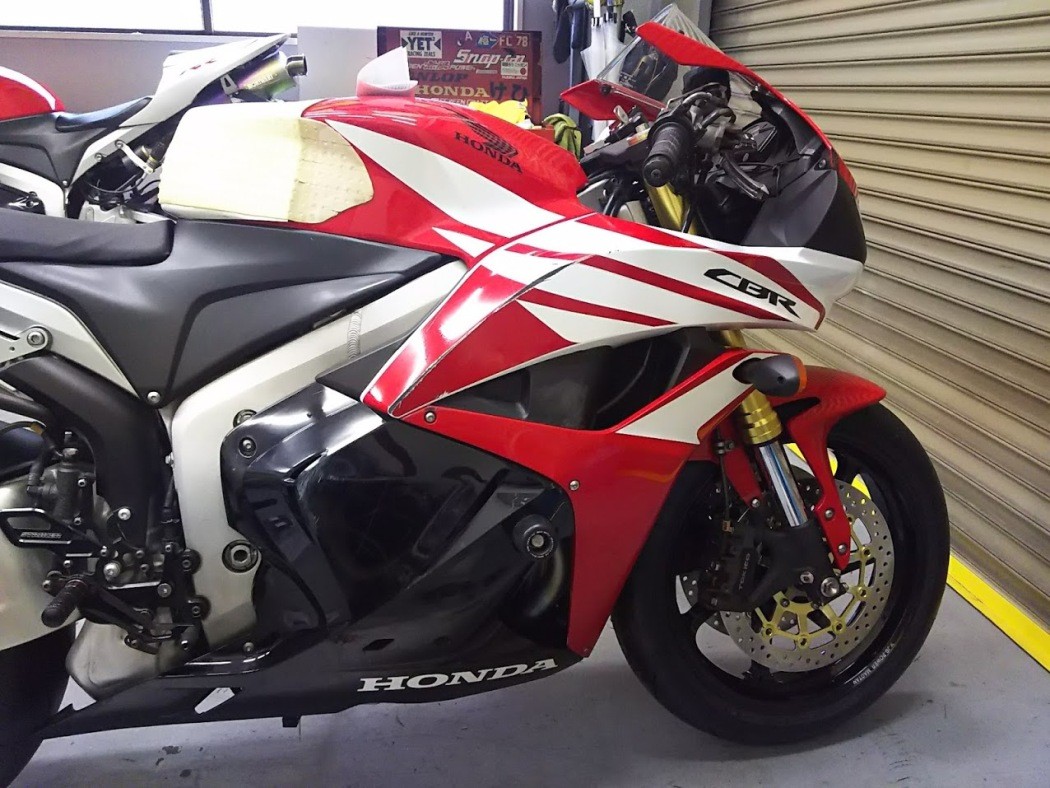 CBR600RR ブレーキメンテナンス&タイヤ交換 【梨塾 CBR600RR ブレーキメンテナンス&タイヤ交換 【梨塾