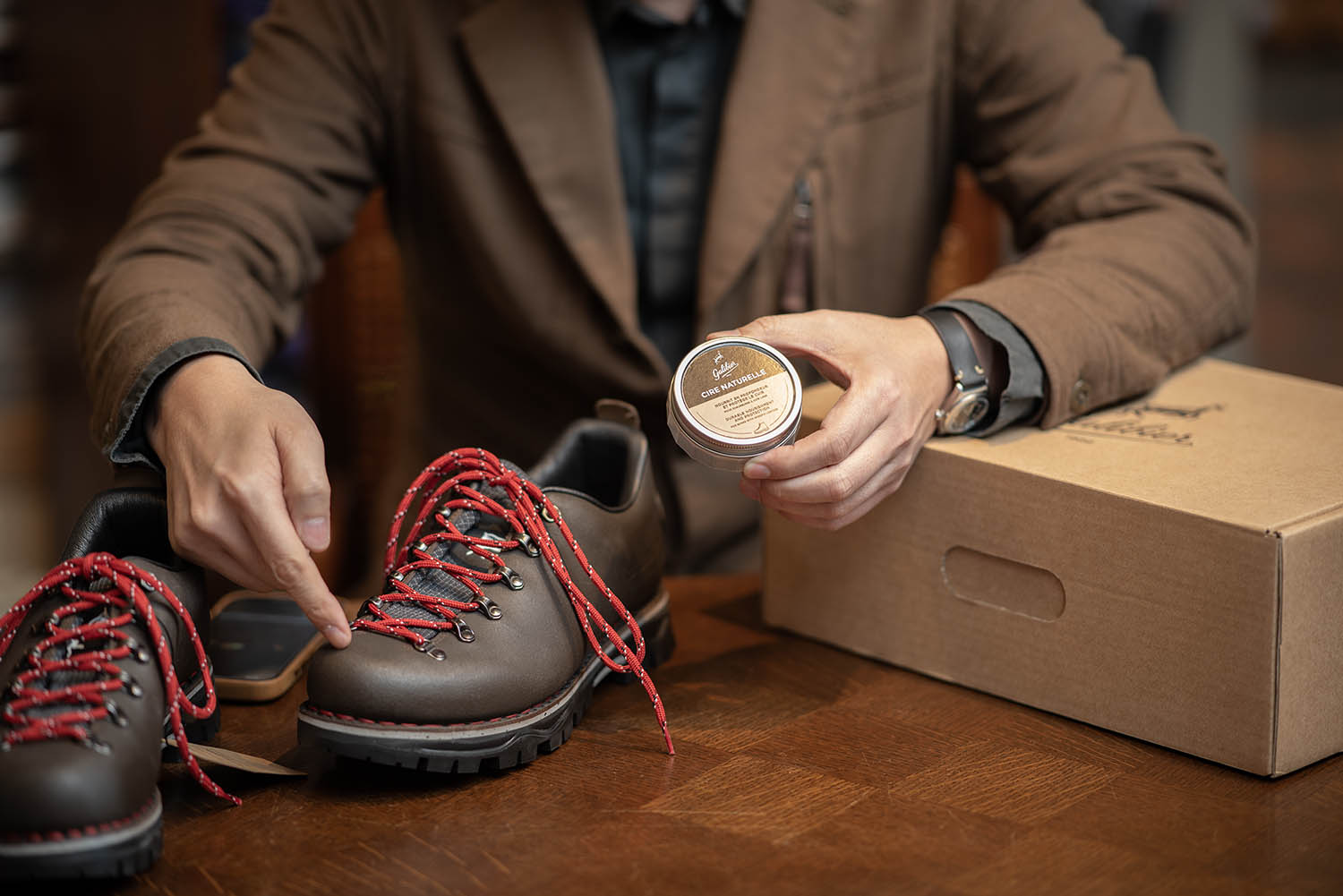 専用グリースを手に持って解説