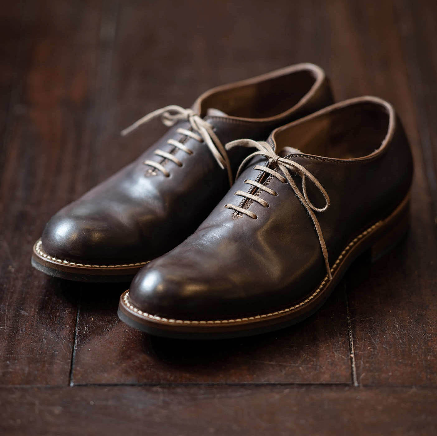 高級高品質本革使用 /希少性の高いデザインのホールカットシューズ/　品のある表情/ハイセンスな印象Z318 海外情報シームレスの革靴「ホールカット」の歴史をひも解く