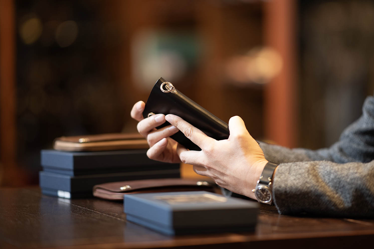 デンツ、鹿皮カシミアライニングストラップ型黒手袋、美品