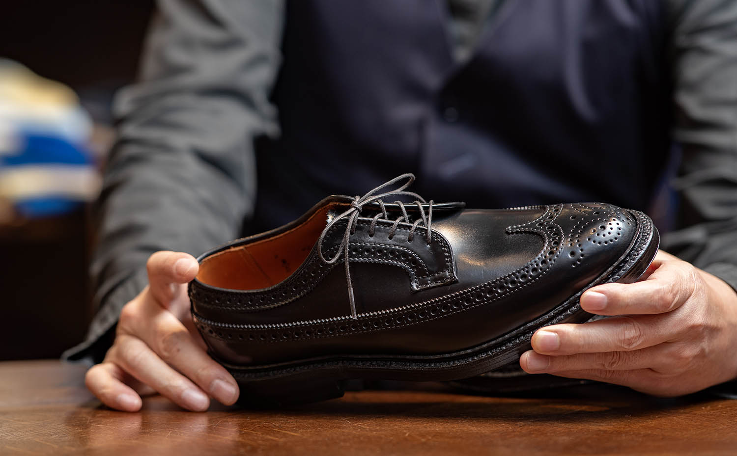 ALDEN-9751-34 手に持ったコードバンの艶