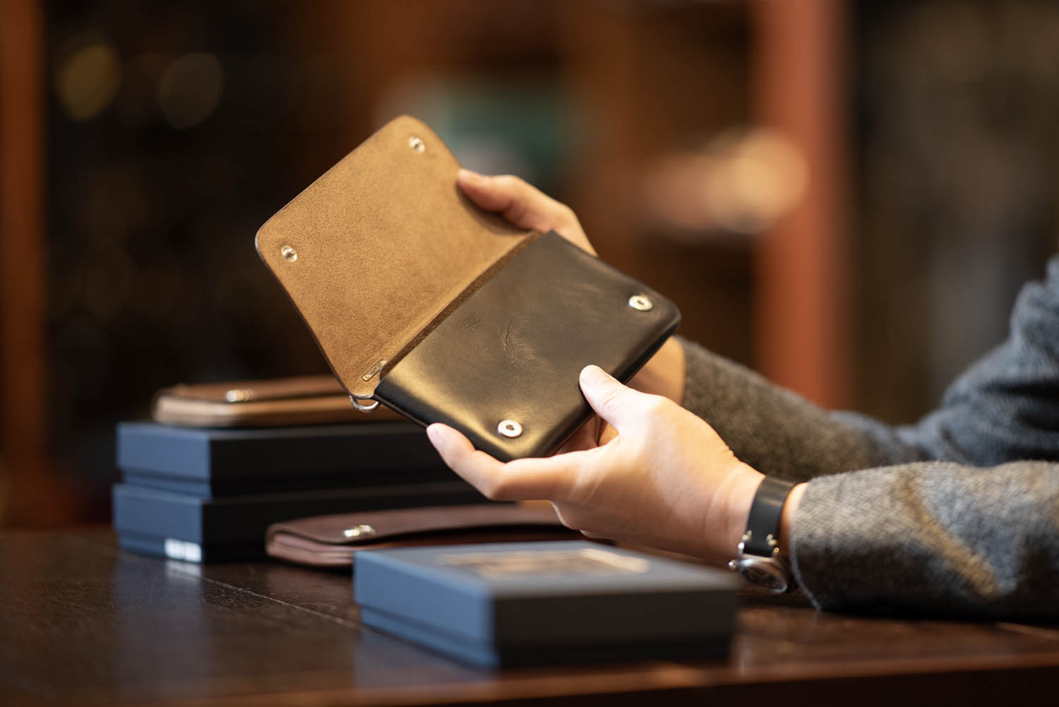 MOTO トラッカーウォレット ブラウンレザー MOTOR ボタン付き MOTO トラッカーウォレット ブラウンレザー MOTOR ボタン付き