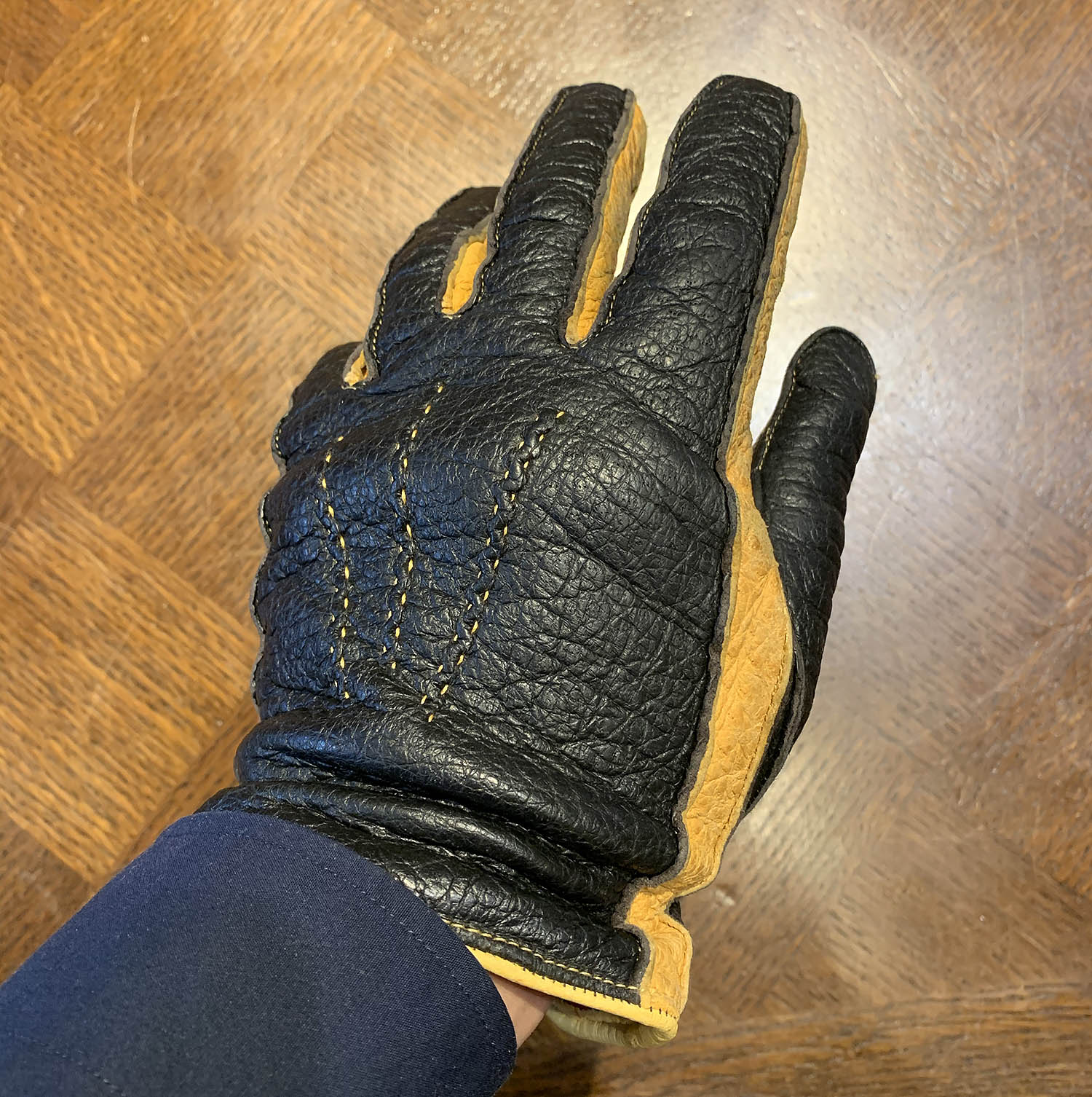 デンツ、ペッカリー、カシミアライニング黒手袋ストラップ型、美品、サイズ8 1/2 7da2b5cf6dc956c2b398228e077985