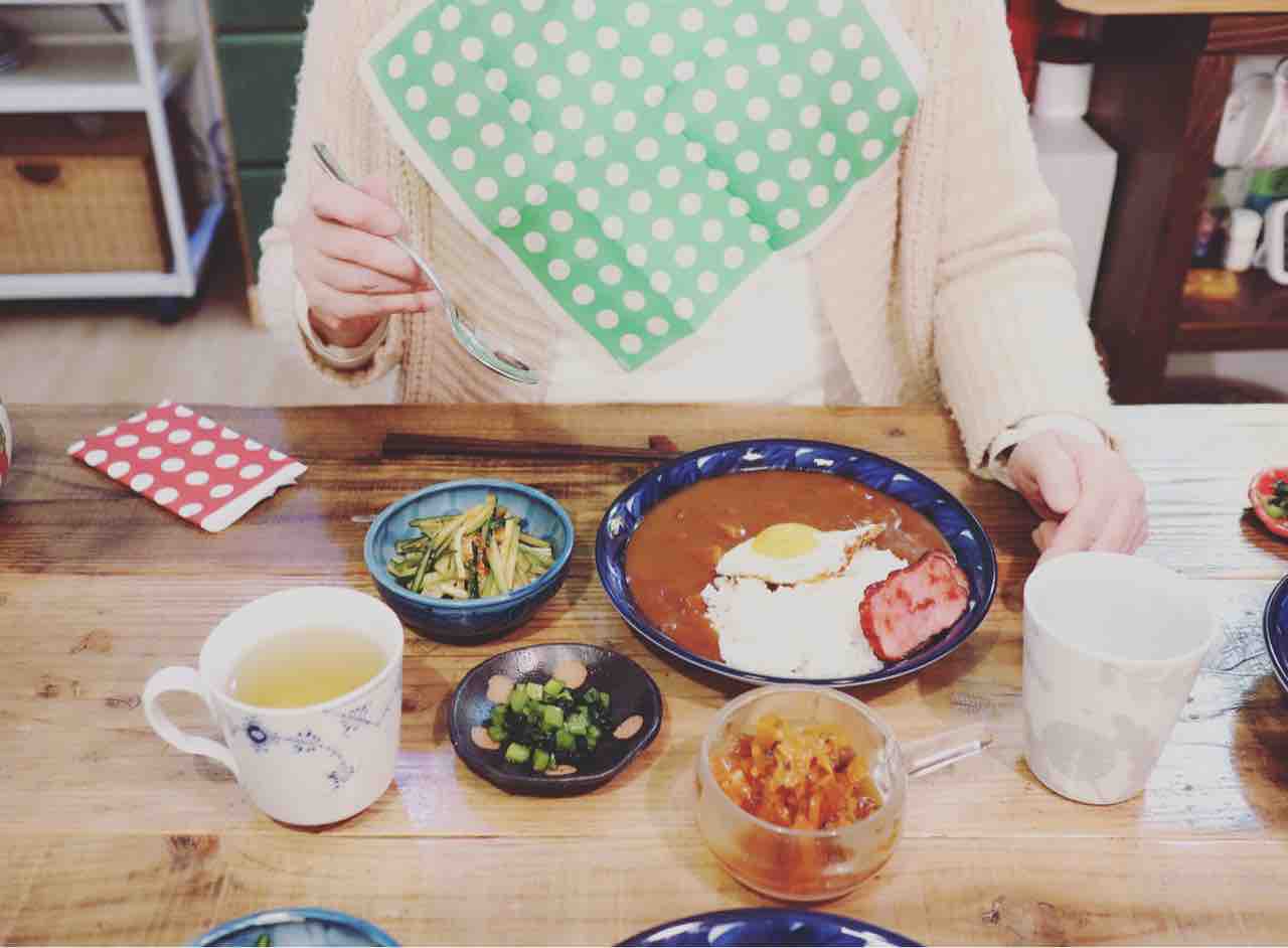 カレーを食べる母 高卒ですがなにか