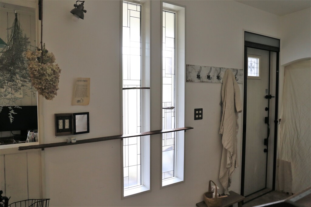 窓にステンドグラス風の窓シートを貼った話 なつめの手仕事日記 Powered By ライブドアブログ 窓にステンドグラス風の窓シートを貼った話 なつめの手仕事日記 Powered By ライブドアブログ