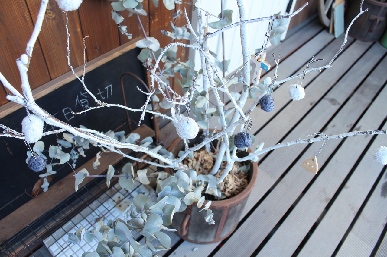 今からでも間に合う 材料費０円の枝ツリーとセリアでつくる簡単オーナメントいろいろ なつめの手仕事日記 Powered By ライブドアブログ