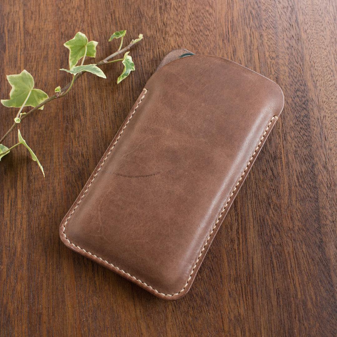 革スマホケース 再販 シンプル ハンドメイドのレザースマホスリーブケース 革びとのハンドメイド革小物
