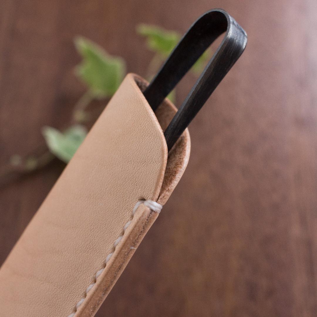 ハンドメイド革小物 本革 ヌメ革の糸切りはさみケース 革びとのハンドメイド革小物