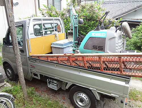 軽トラに載るミニパワーショベル(ユンボ) : 愛知の田舎で古民家暮らし 【国際ブランド】 秋田発 軽トラ積載可 ミニユンボ SS1 コベルコ KOBELCO その他