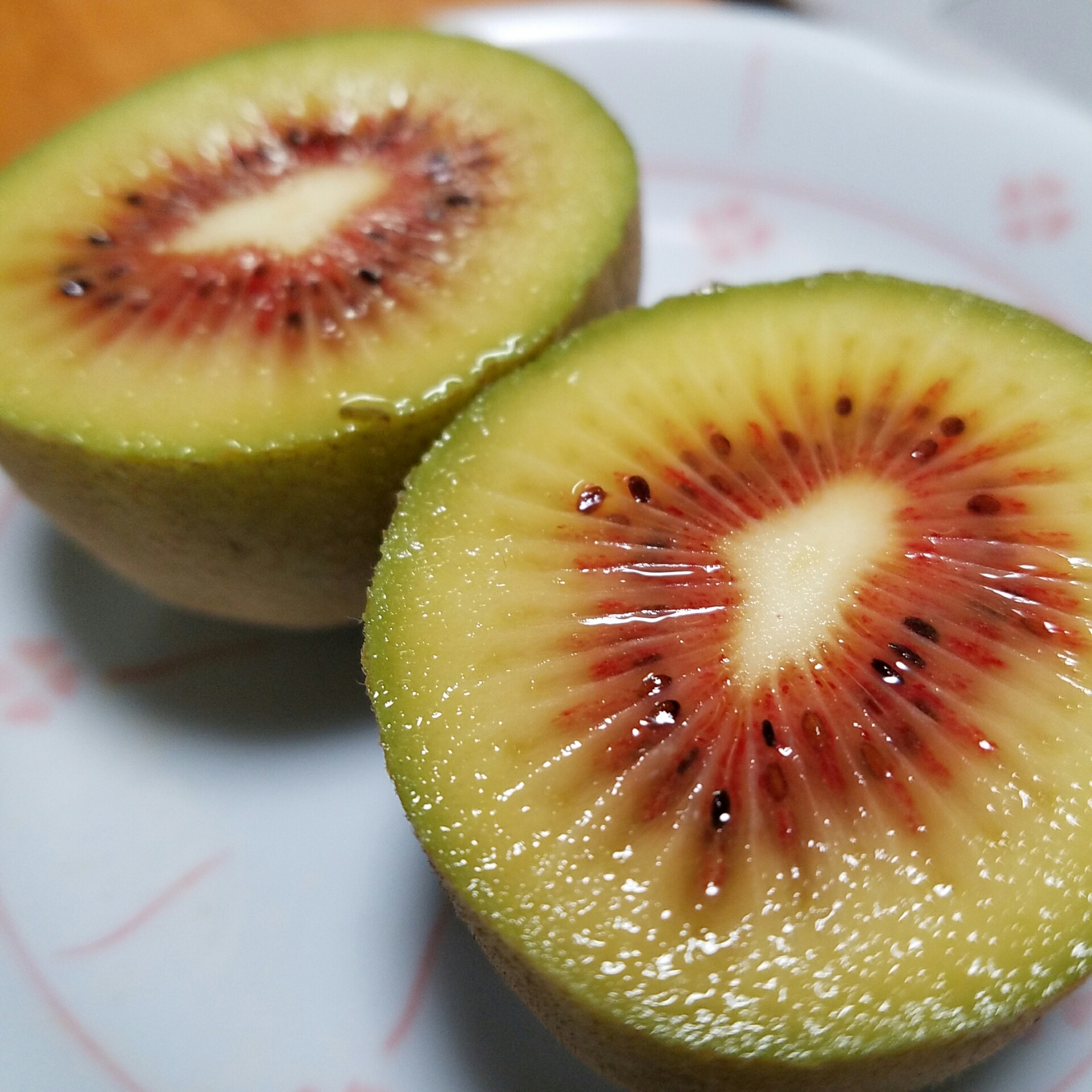 キウイ嫌いでも食べられる酸味なく極甘な三鷹産レッドキウイ 紅妃 とミートアップ 333blog キウイ嫌いでも食べられる酸味なく極甘な三鷹産レッドキウイ 紅妃 とミートアップ 333blog