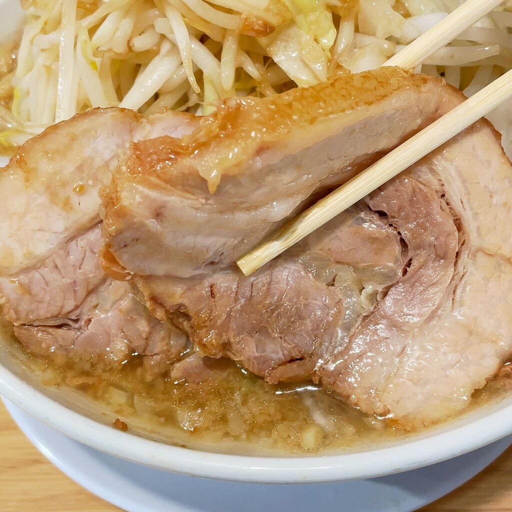 神田「ラーメン 豚の子」ラーメン(ﾆﾝﾆｸ少,野菜増,玉ねぎ,あぶら) +