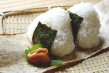 おにぎり、何で包む?