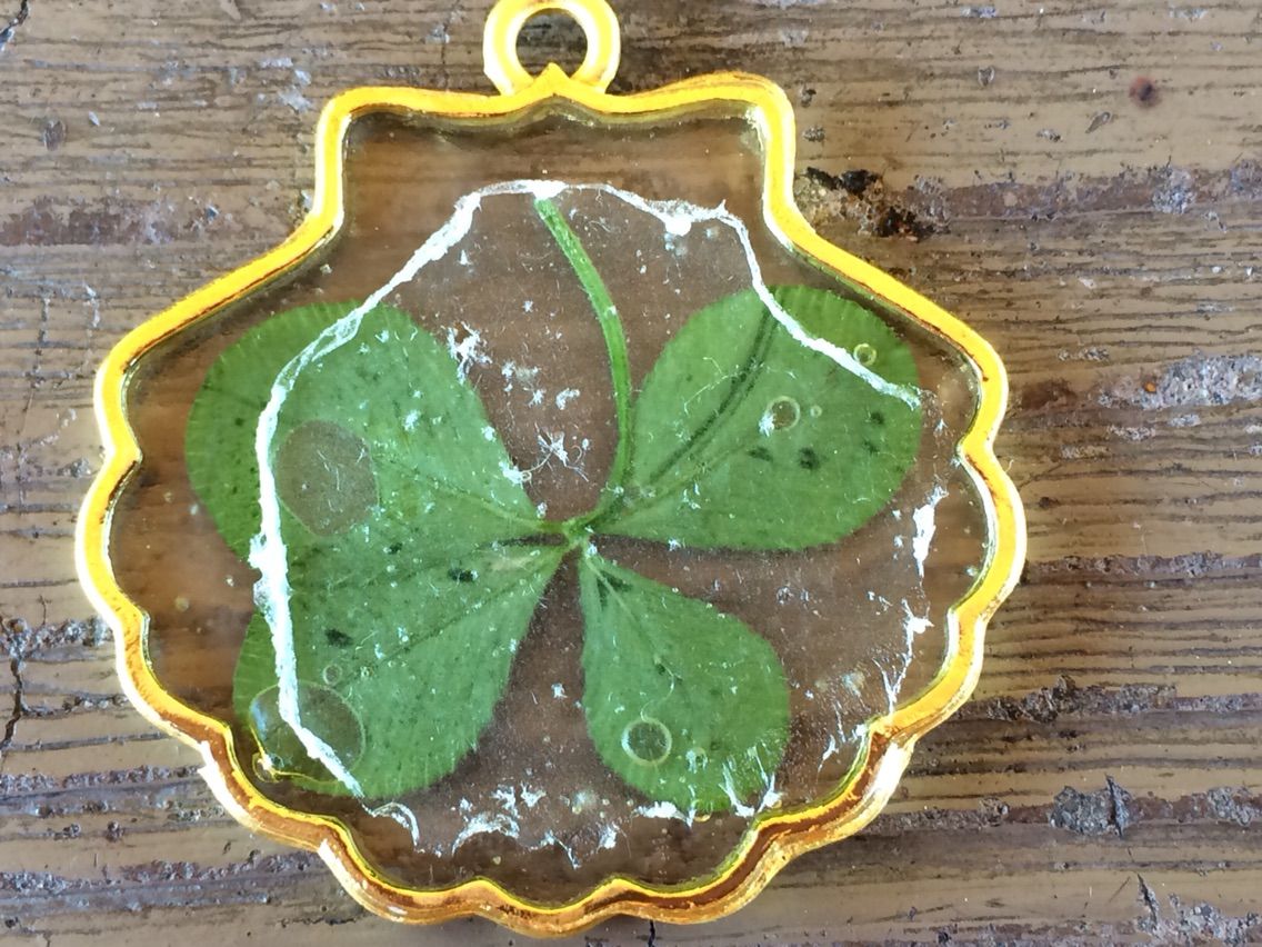 四つ葉のクローバー レジンアクセサリー 年を刻む 年輪