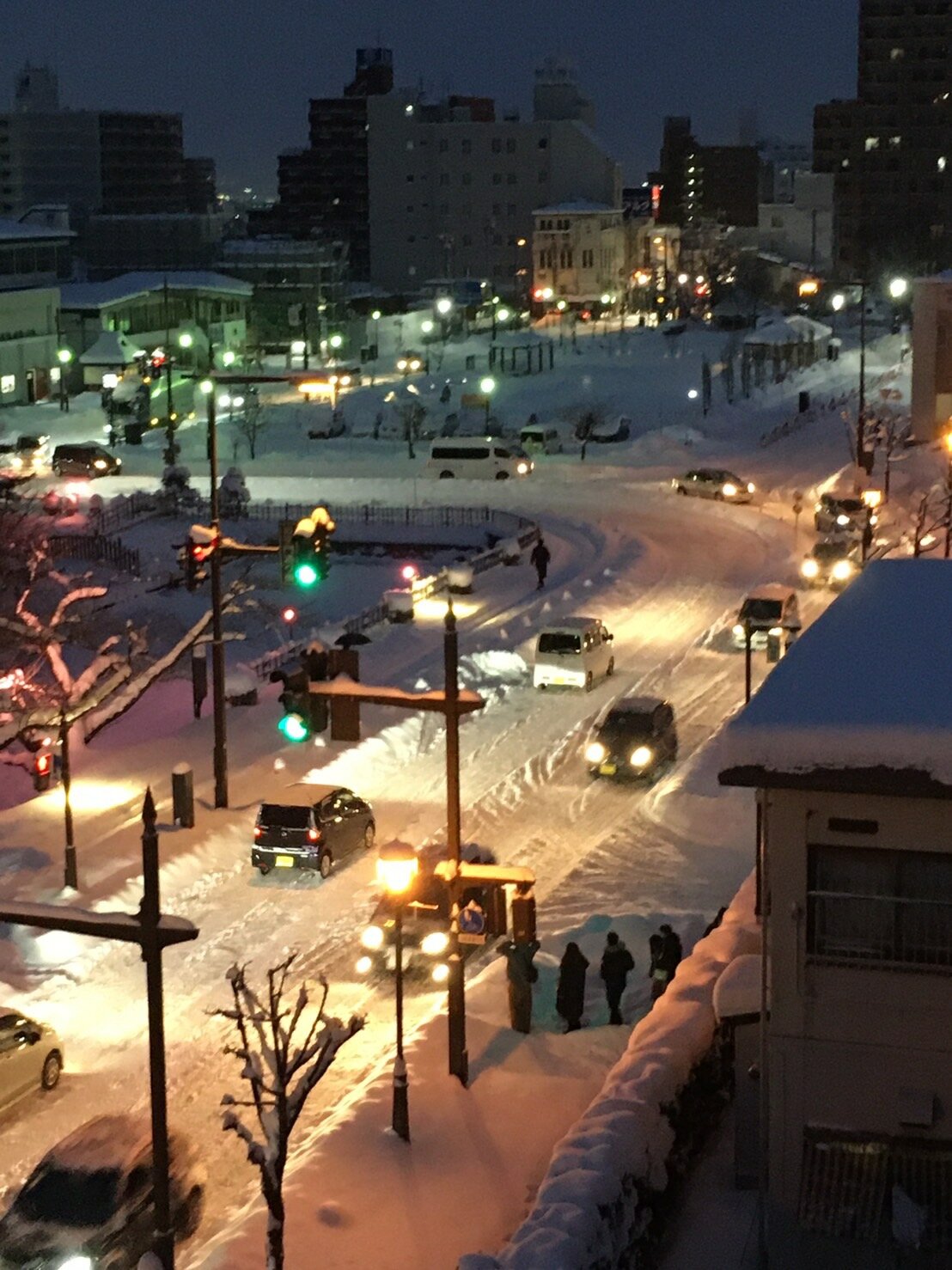 雪明かりの街 猫の時間 しなじく