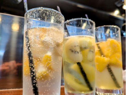 凍らせフルーツでカチコチチューハイ(ﾚﾓﾝ・ｷｳｲ・ﾊﾟｲﾝ)