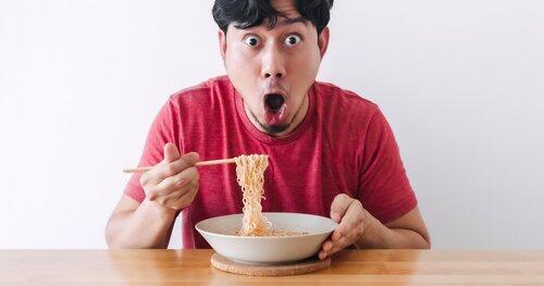【悲報】40過ぎのオッサンなのにラーメン辞められず一人食べてる奴をみると、ああはなりたくないと思うよな