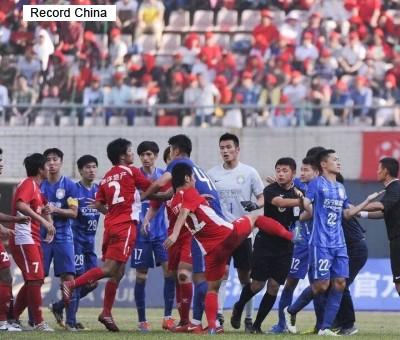 中国サッカー 乱闘 武漢