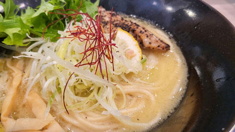 鶏白湯ラーメン　糸唐辛子