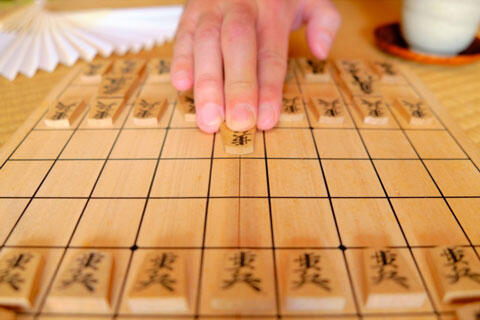 将棋の駒を進める手