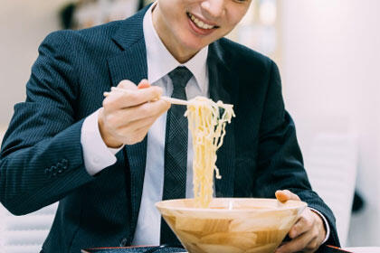 ラーメンを食べる男性　イメージ