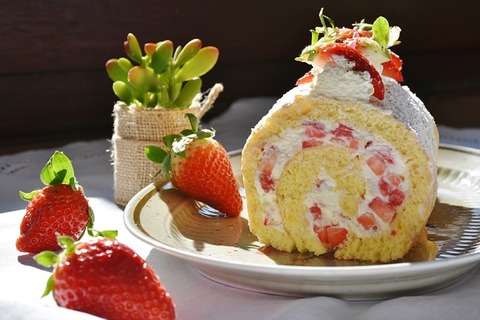 strawberry-roll-g2d705982a_640