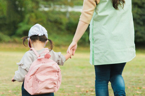 保育士の女性と園児　イメージ