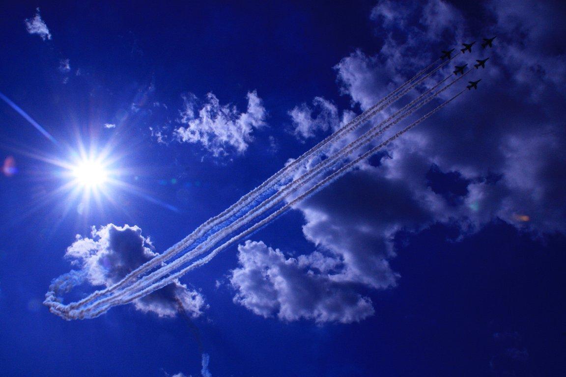 Разверните небеса. Прыжок арт. Перевернутый мир фото. Перевернутое небо. Перевернутое небо.