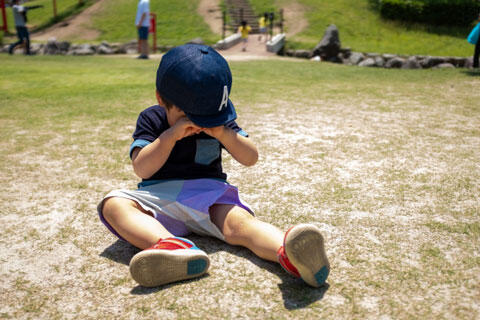 公園で泣く男の子