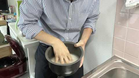 米研ぎ、洗米する男性　イメージ