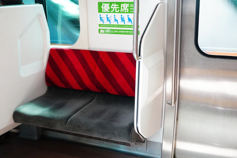 電車　優先席