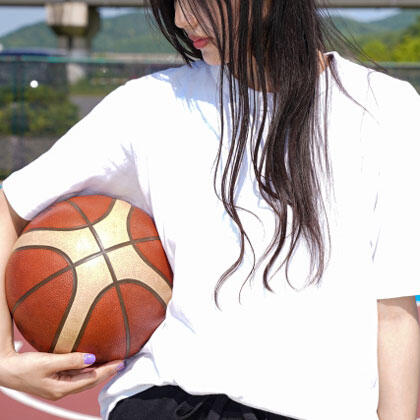 バスケットボールと女性　イメージ