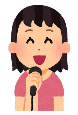 マイクを持って話している女性