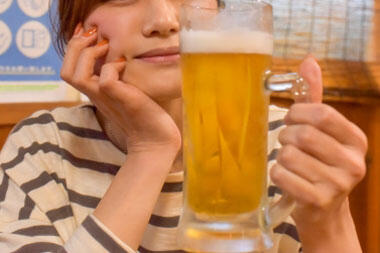 ビールで乾杯する女性