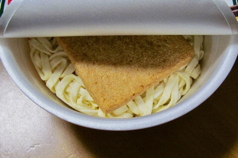 お湯を注ぐ前のカップうどん　イメージ