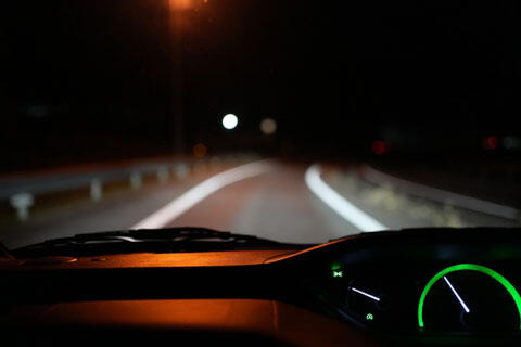 夜の運転　イメージ