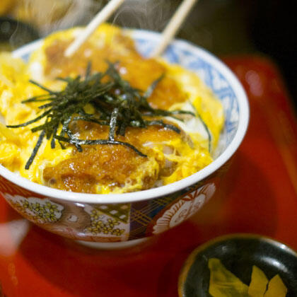 カツ丼を食べる　イメージ