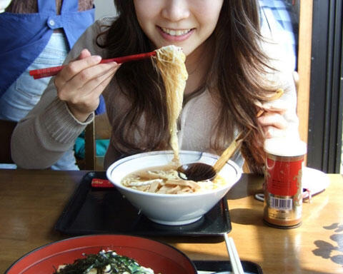 ラーメンを食べる女性　イメージ