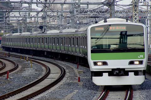 JR-Yamanote-Line-at-Shibuya-Station-in-Tokyo