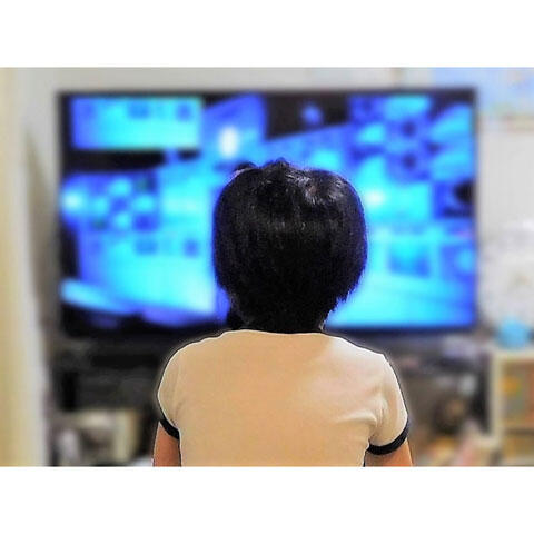 テレビを見る子供