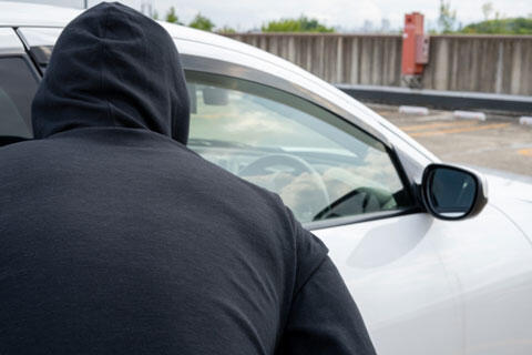 車内を覗き込む不審な人物　イメージ